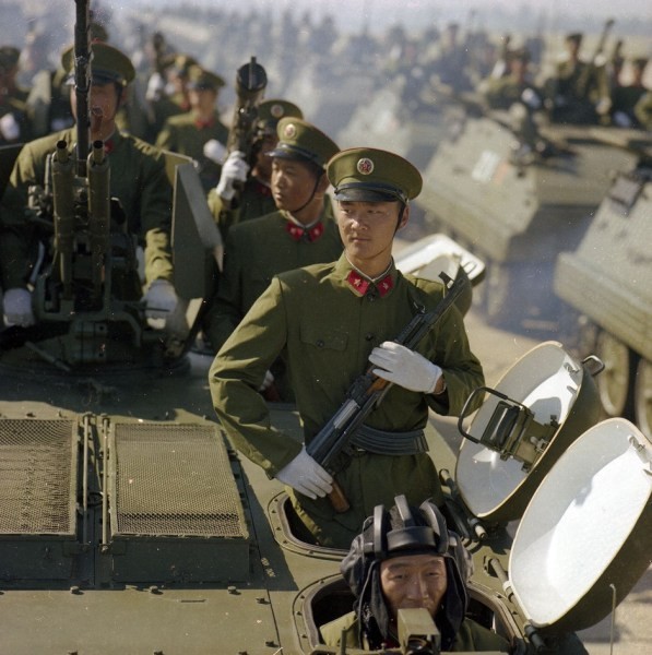 02超珍贵老照片再现1984年中国大阅兵 .jpg