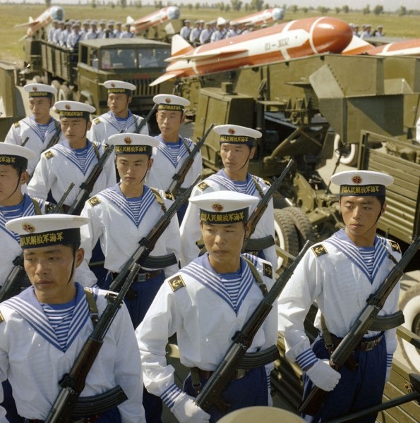 05 鹰击岸舰导弹方队与水兵方队 .jpg