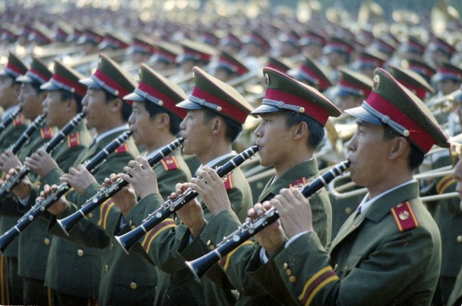 26 军乐队成员们演奏 .jpg