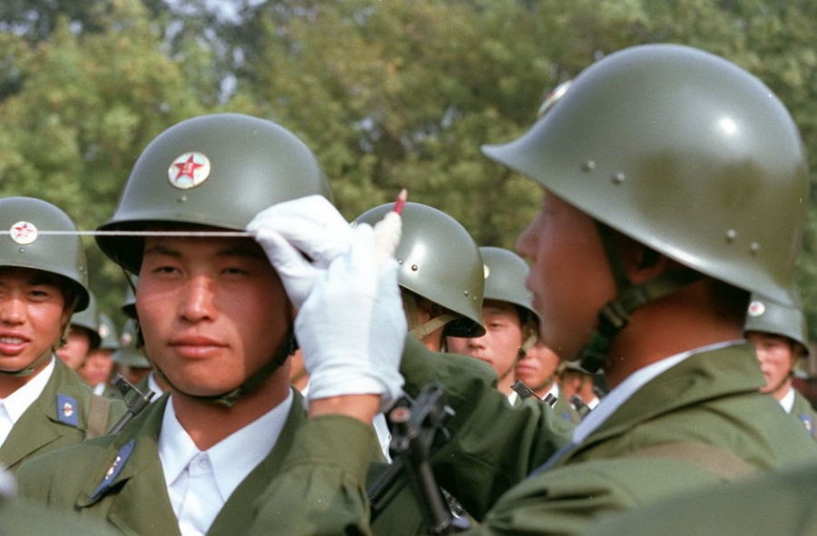 35 空降兵整理头盔。 .jpg