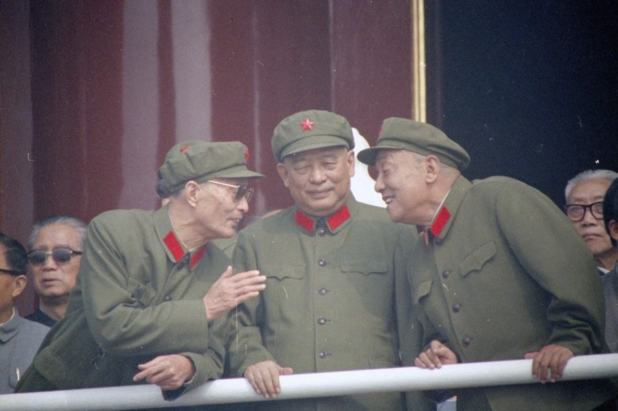 40 高级将领观看阅兵式 .jpg
